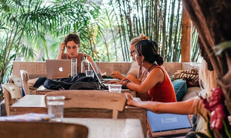Services for coworking and apartments near Barcelona beach